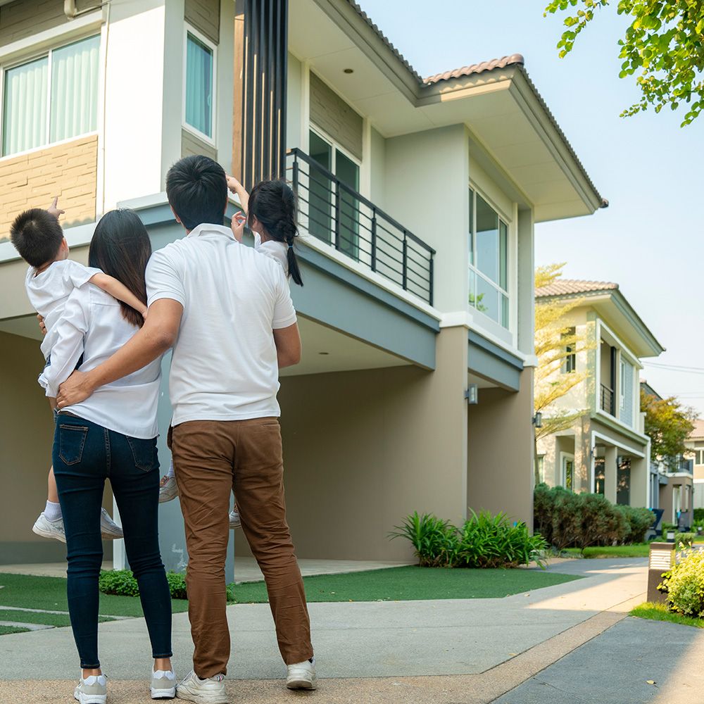 Eine Familie schaut sich ein Haus an.